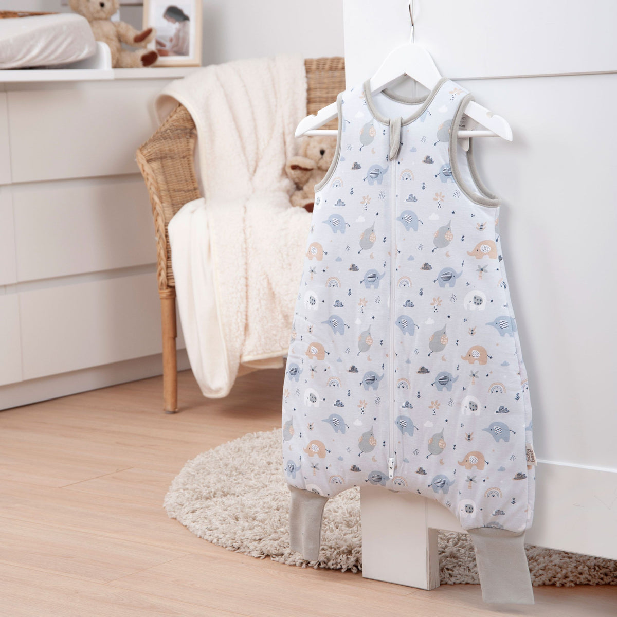 babybest Schlafoverall ‘Elephants’ auf einem Bügel im Kinderzimmer