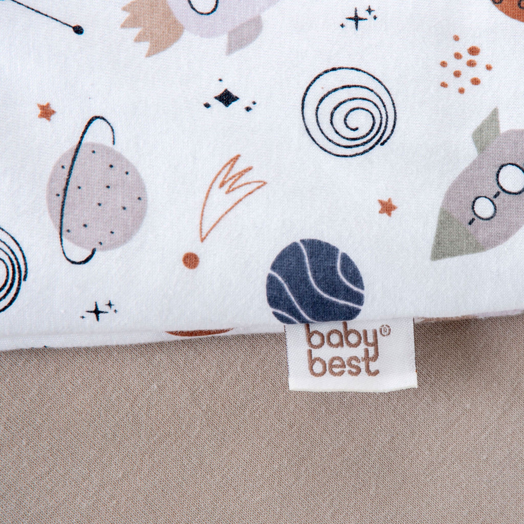 babybest-Label und Planeten auf dem Schlafoverall