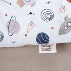 babybest-Label und Planeten auf dem Schlafoverall