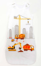 Vorderseite des Schlafsacks ‘Baustelle’ mit Kran, Bagger und Kipplaster