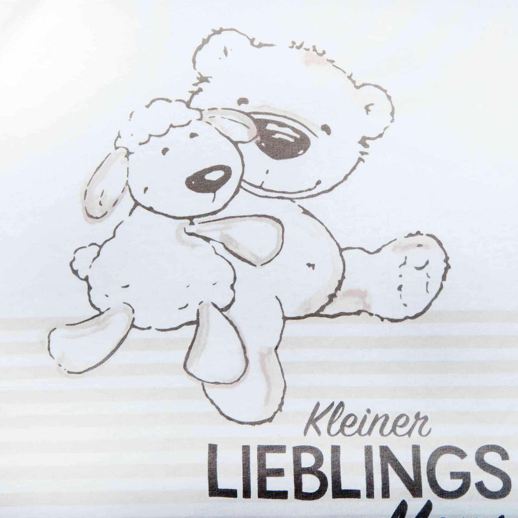 Nahaufnahme: Teddy, der ein Schäfchen an sich drückt