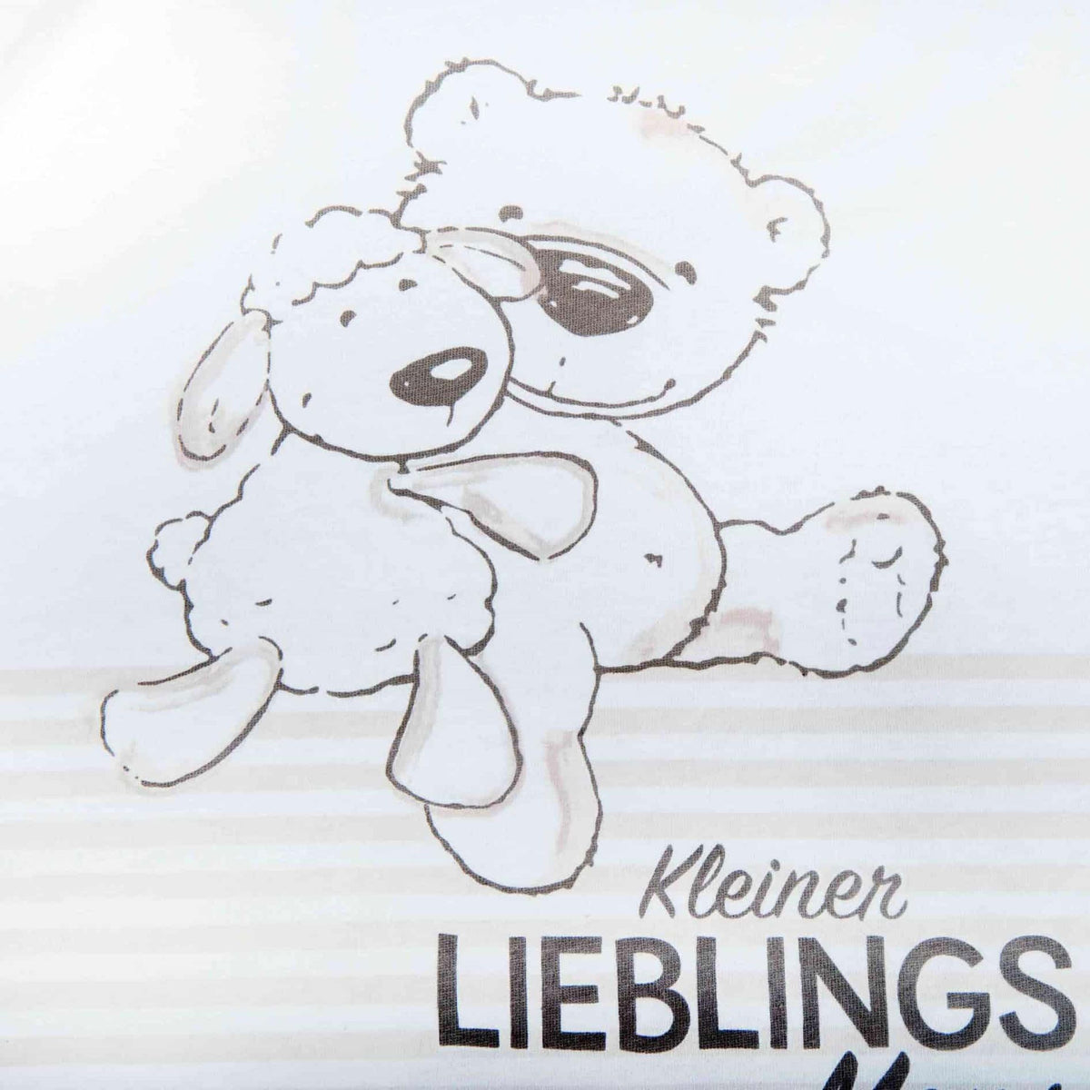 Nahaufnahme: Teddy, der ein Schäfchen an sich drückt