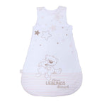 Vorderseite des Schlafsacks ‘Kleiner Lieblingsmensch Beige’ mit Teddy, Schäfchen und Sternen