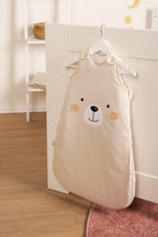 babybest Schlafsack ‘Little Bear’ auf einem Bügel am Kinderbett
