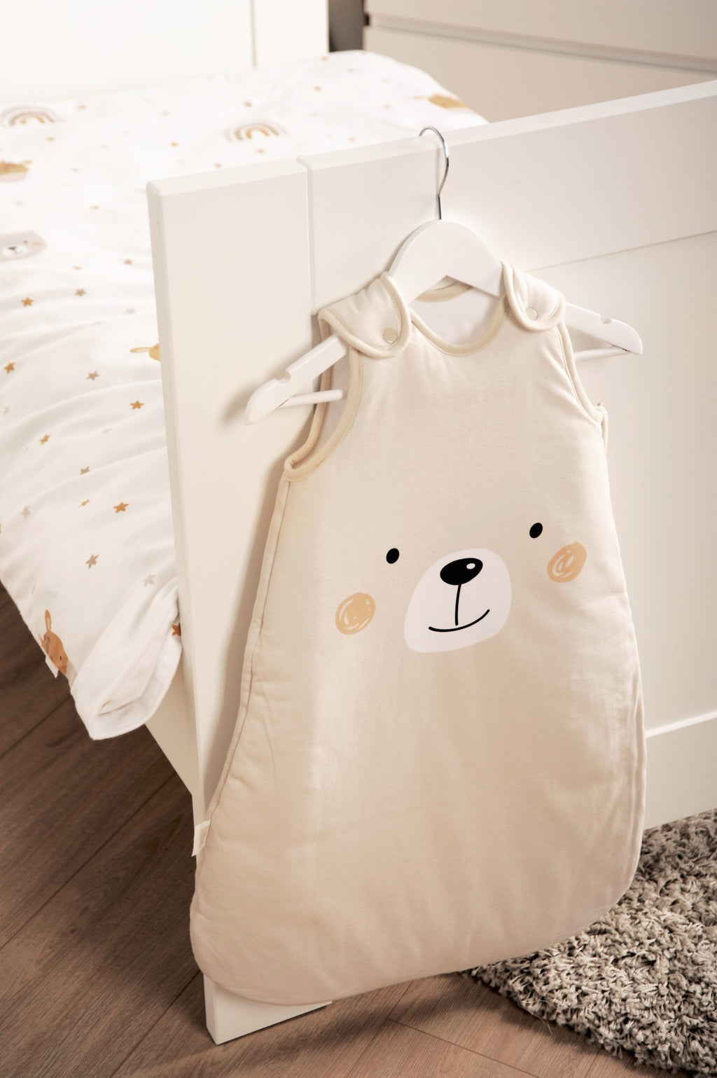 Schlafsack ‘Little Bear’ am weißen Kinderbett im Kinderzimmer