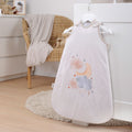 babybest Schlafsack ‘Moon and Stars’ auf einem Bügel im Kinderzimmer