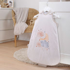 babybest Schlafsack ‘Moon and Stars’ auf einem Bügel im Kinderzimmer