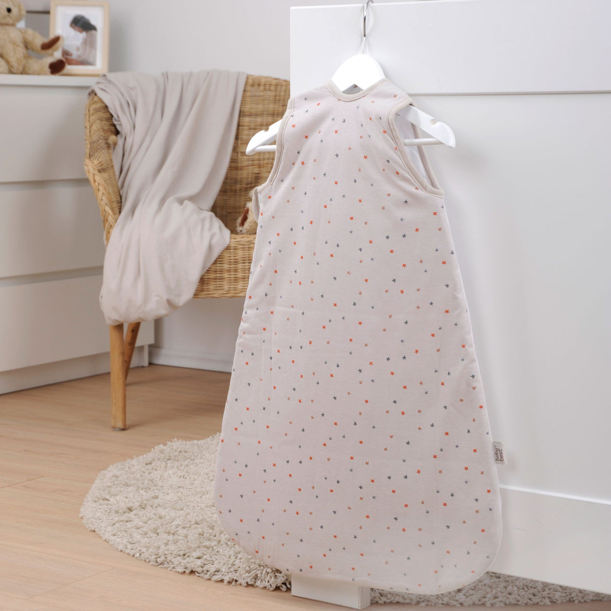 Rückseite des Schlafsacks ‘Moon and Stars’ mit bunten Sternchen im Kinderzimmer