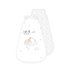 babybest Schlafsack ‘Sleeping little Bear’ von vorn und hinten: schlafender Bär auf der Wolke und „LOVE YOU“, Rückseite mit grauen Sternen