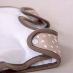 Schulterträger mit Druckknopf und brauner Einfassung