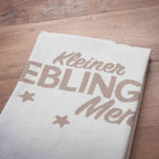 Nahaufnahme des eingestrickten Schriftzugs „Kleiner Lieblingsmensch“