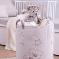 Wäschesack ‘Kleiner Lieblingsmensch’ im Kinderzimmer, oben ein Teddy