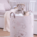 Wäschesack ‘Kleiner Lieblingsmensch’ im Kinderzimmer, oben ein Teddy