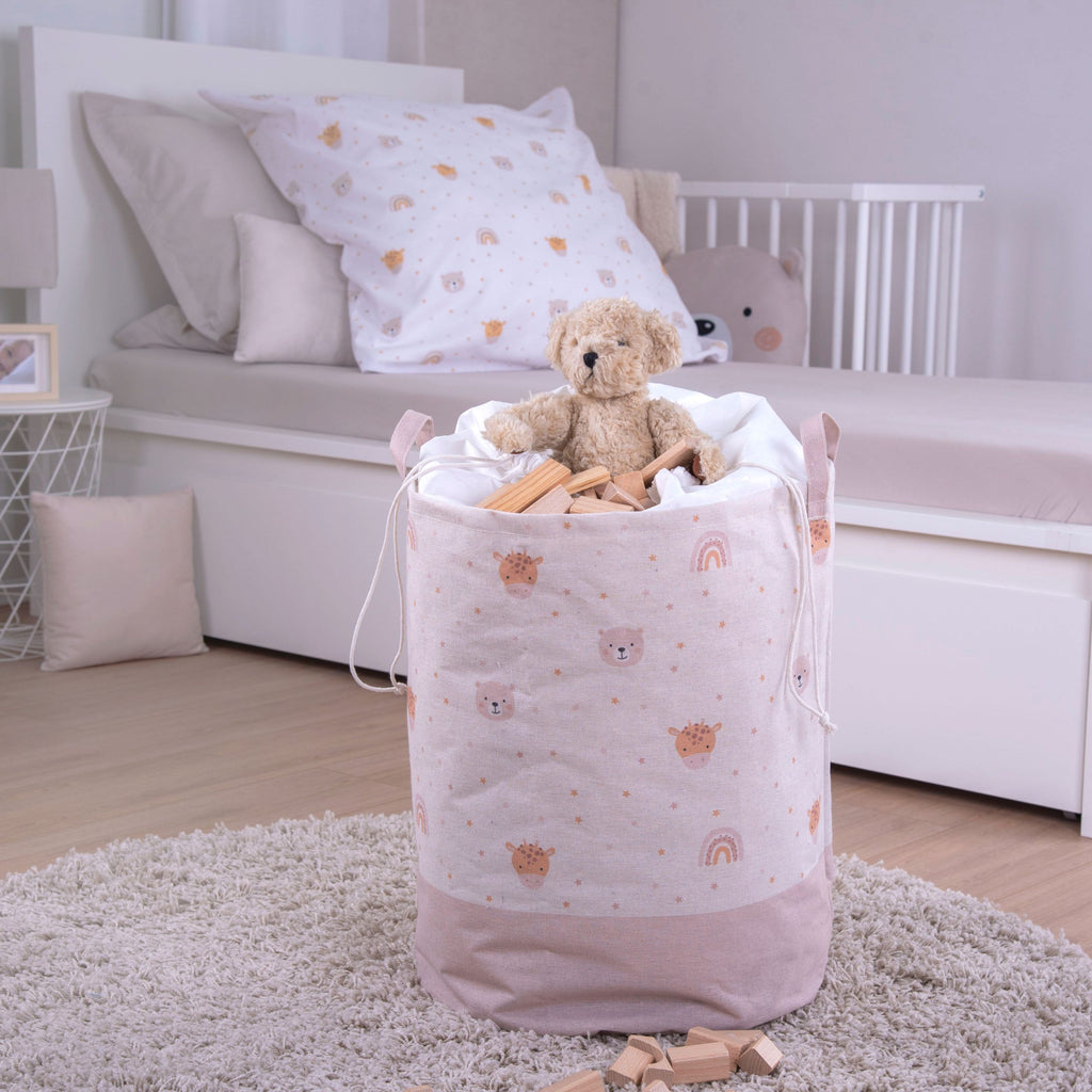Wäschesack ‘Little Friends’ im Kinderzimmer, oben ein Teddy, davor Holzbausteine
