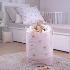 Wäschesack ‘Little Friends’ im Kinderzimmer, oben ein Teddy, davor Holzbausteine