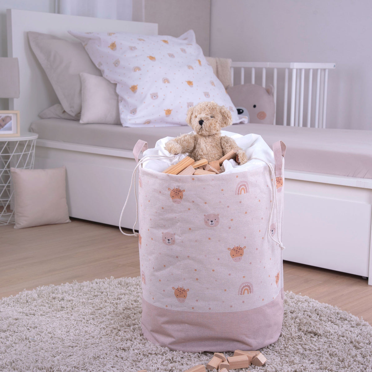Wäschesack ‘Little Friends’ im Kinderzimmer, oben ein Teddy, davor Holzbausteine