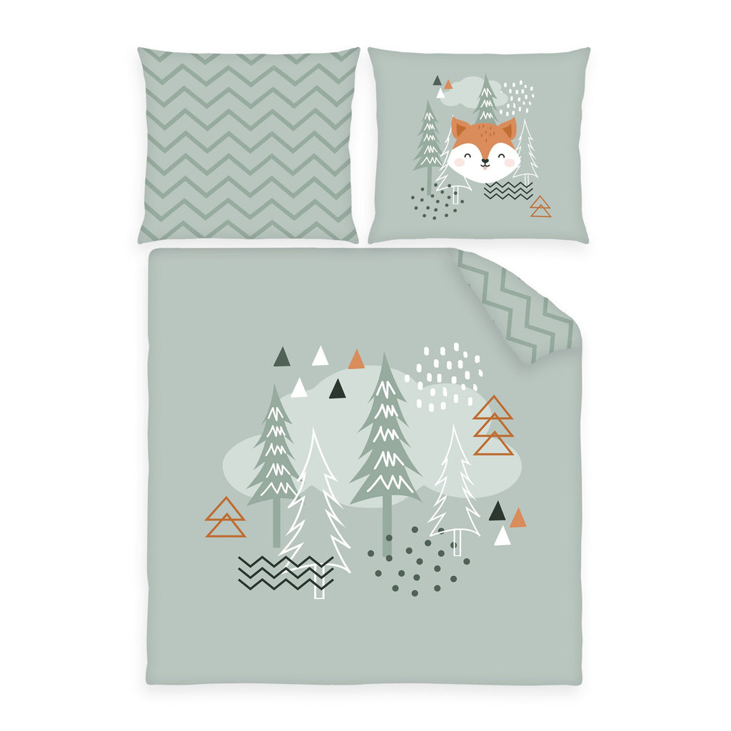babybest Wiegenbettwäsche-Set ‘Nordic Forest’: Bettbezug 80 x 80 cm mit Tannen auf Salbeigrün, Kissen 35 x 40 cm mit Fuchs, Rückseiten mit Zickzackmuster