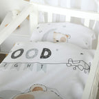 babybest Wiegenbettwäsche ‘Sleeping little Bear’ in einer weißen Wiege