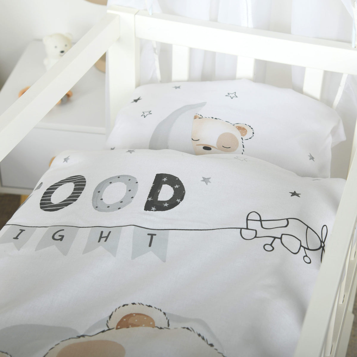 babybest Wiegenbettwäsche ‘Sleeping little Bear’ in einer weißen Wiege
