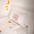 babybest Winterbettwäsche ‘Bärchen & Giraffe’ im Kinderbett, Kissen mit Bärengesicht