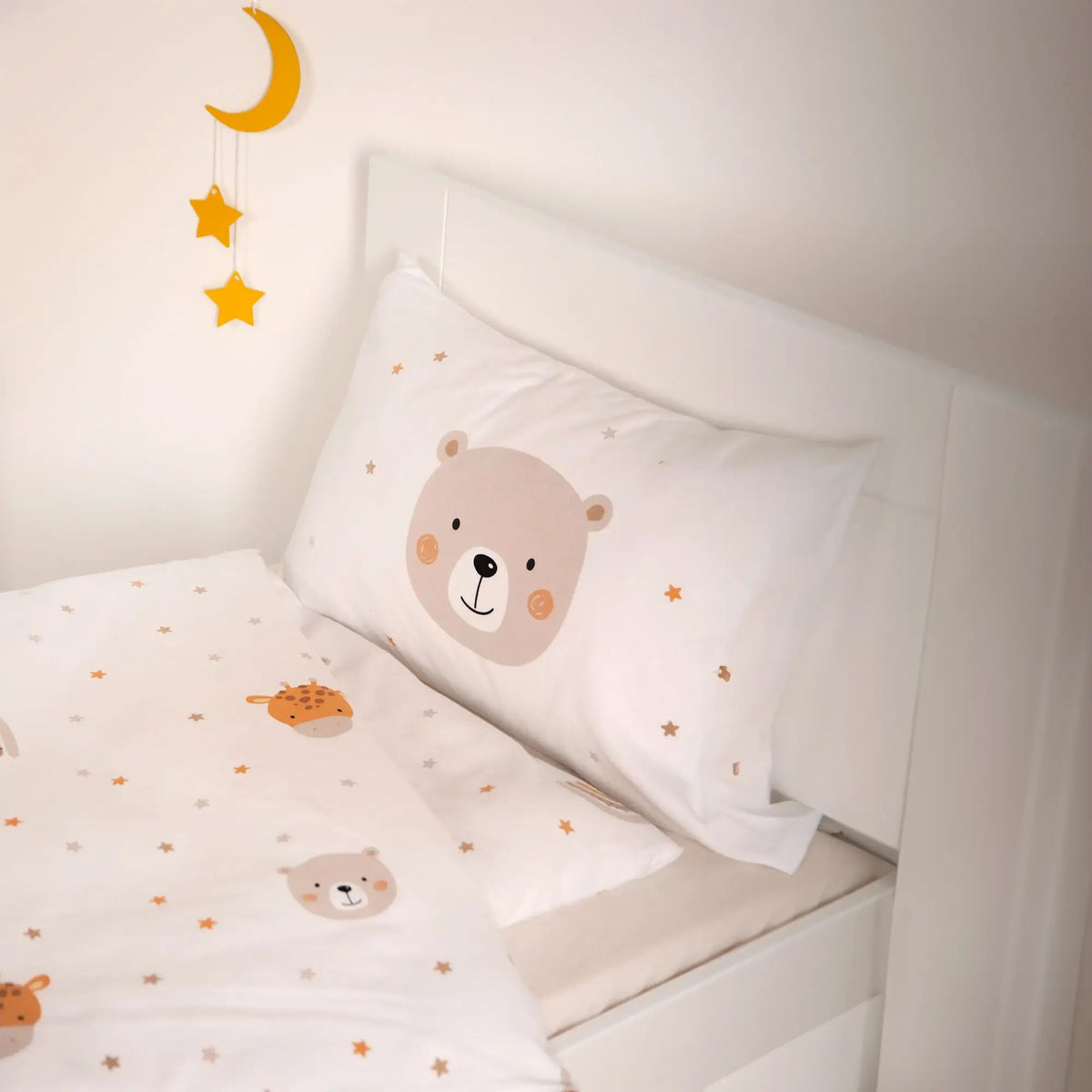 babybest Winterbettwäsche ‘Bärchen & Giraffe’ im Kinderbett, Kissen mit Bärengesicht