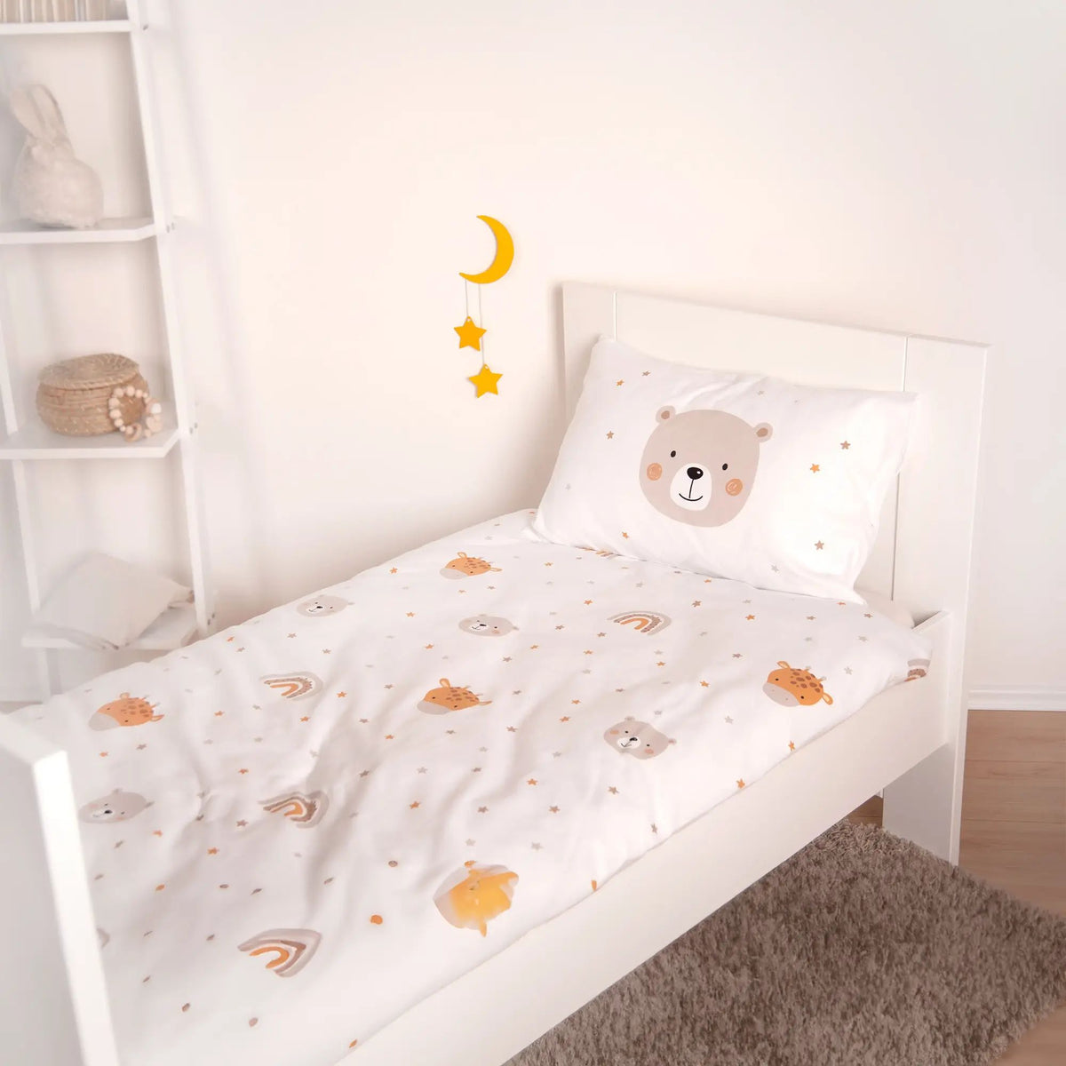 babybest Winterbettwäsche ‘Bärchen & Giraffe’ auf einem Kinderbett im Zimmer
