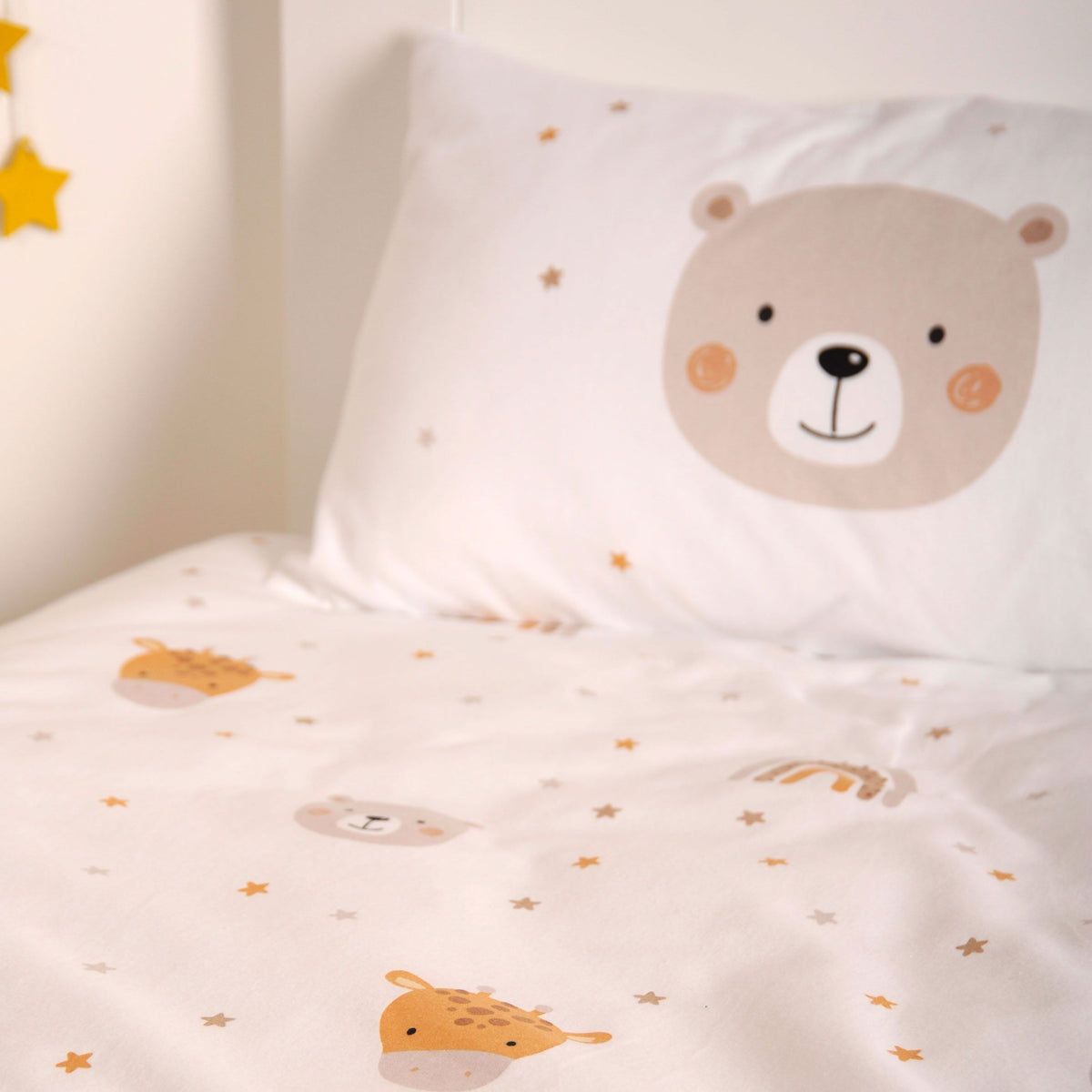Nahaufnahme des Kissens mit Bärengesicht auf der Winterbettwäsche ‘Bärchen & Giraffe’