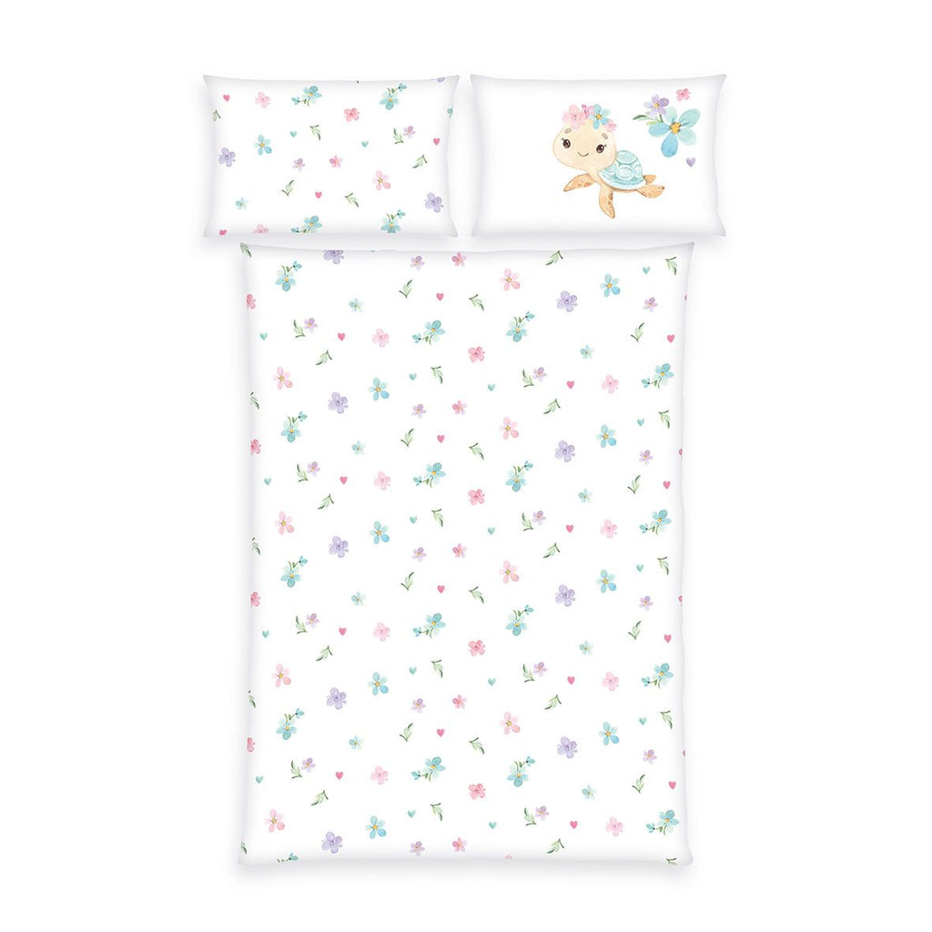babybest Winterbettwäsche-Set ‘Blütenschildkröte’ 100 x 135 cm: Bettbezug weiß mit Streublüten in Rosa, Hellblau und Flieder, Kissen 40 x 60 cm mit Schildkröte und mit Blüten