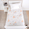 babybest Winterbettwäsche ‘Mondwolke’ auf einem weißen Kinderbett