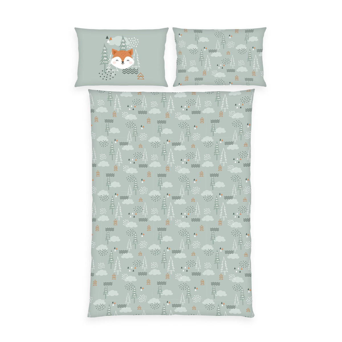 babybest Winterbettwäsche-Set ‘Tannenwald’ 100 x 135 cm: Bettbezug salbeigrün mit Tannen und Wolken, Kissen 40 x 60 cm mit Fuchs und mit Waldmuster