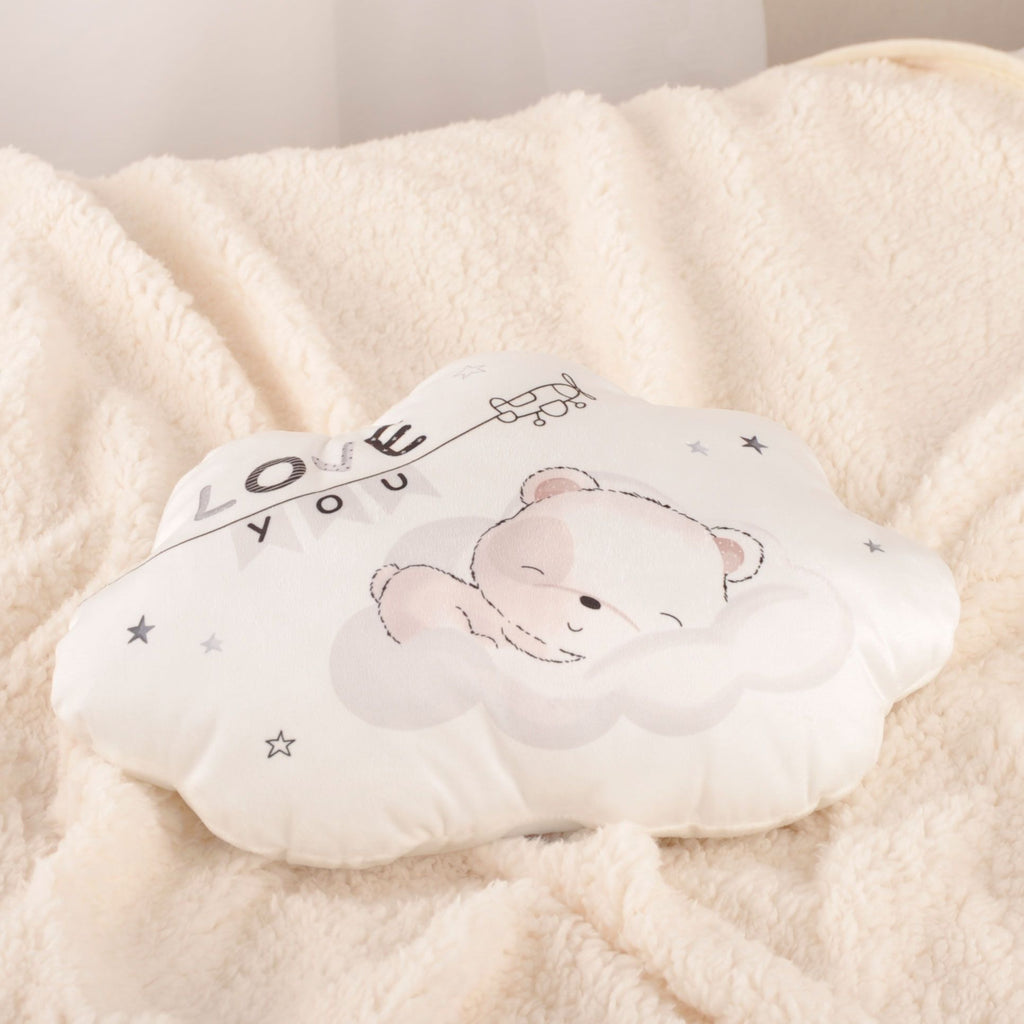 Wolkenkissen ‘Sleeping little Bear’ auf cremeweißem Plüsch