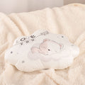 Wolkenkissen ‘Sleeping little Bear’ auf cremeweißem Plüsch