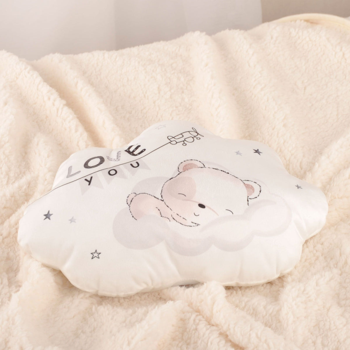 Wolkenkissen ‘Sleeping little Bear’ auf cremeweißem Plüsch