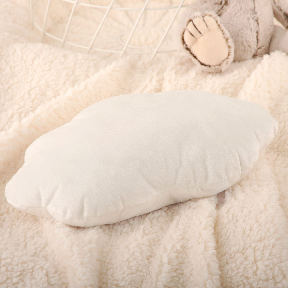 Cremeweiße Rückseite des Wolkenkissens ‘Sleeping little Bear’ auf cremeweißem Plüsch
