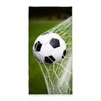 Young Collection Badetuch ‘Fußball’ 75 x 150 cm mit Ball im Tornetz vor grünem Rasen