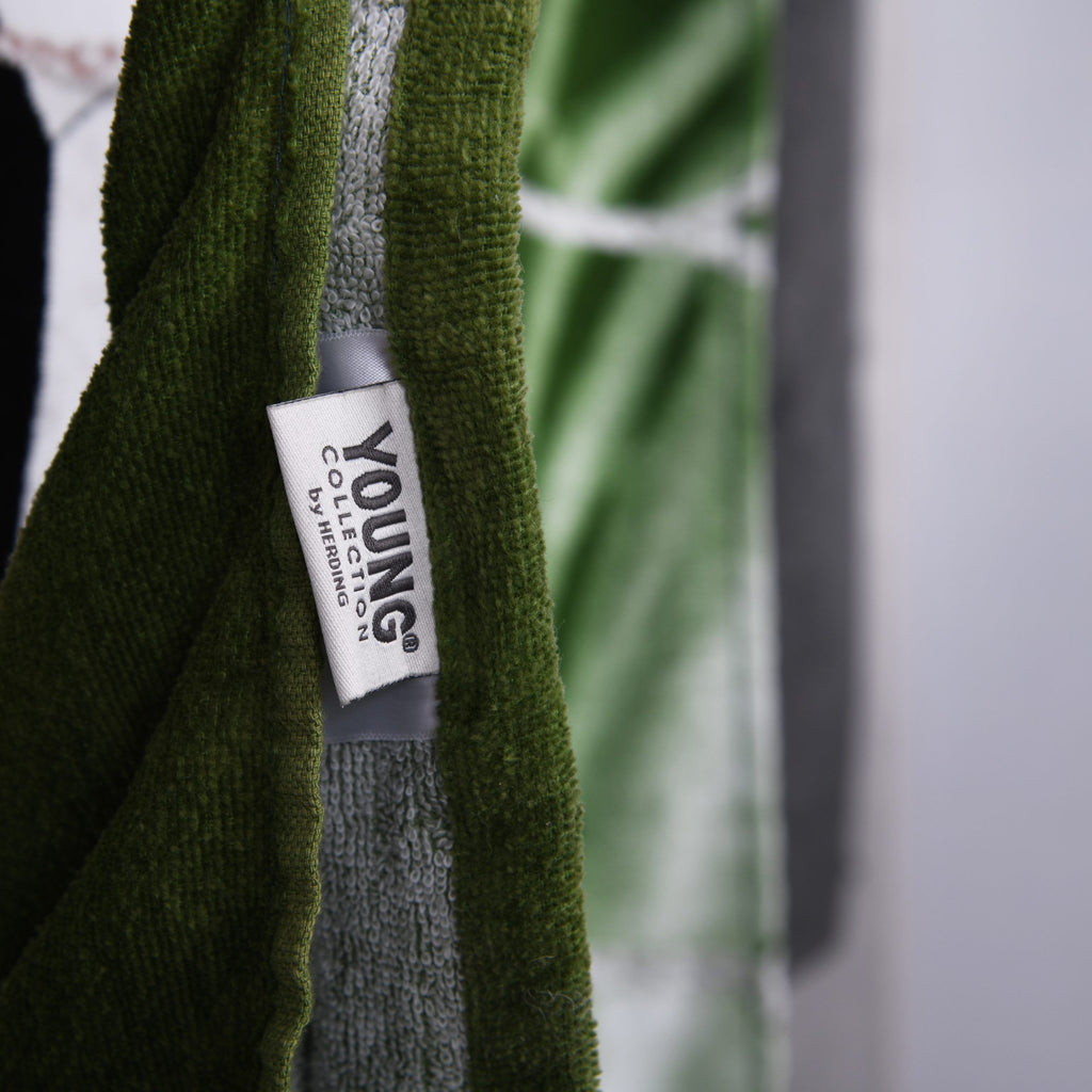 Nahaufnahme des Young Collection Etiketts am Badetuch ‘Fußball’