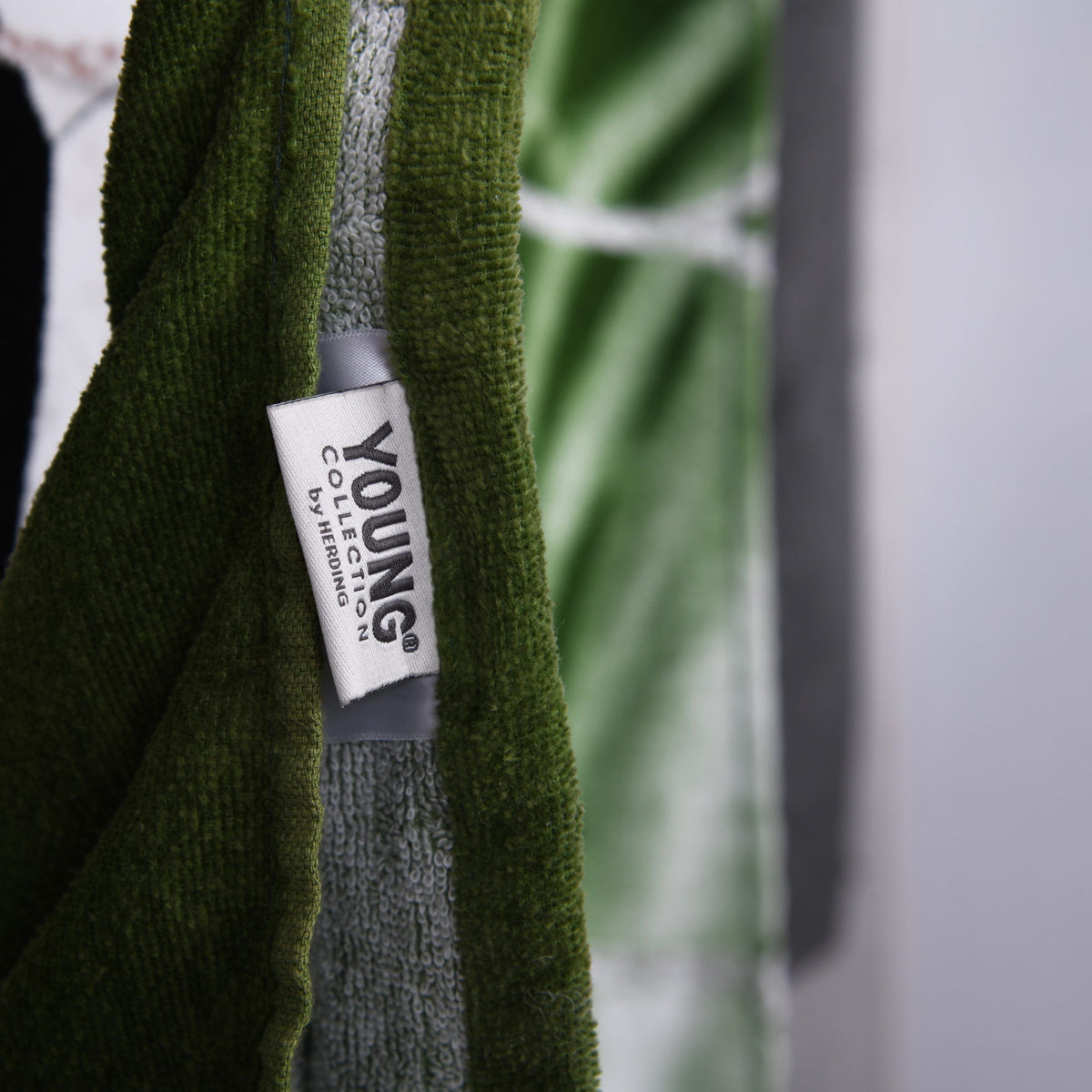 Nahaufnahme des Young Collection Etiketts am Badetuch ‘Fußball’