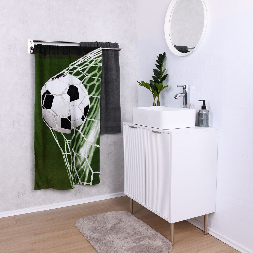 Badetuch ‘Fußball’ hängend an der Handtuchstange im Badezimmer neben Waschtisch