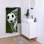 Badetuch ‘Fußball’ hängend an der Handtuchstange im Badezimmer neben Waschtisch
