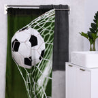 Badetuch ‘Fußball’ an der Handtuchstange, Nahansicht mit grauem Handtuch
