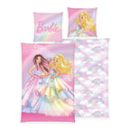 Barbie Bettwäsche-Set ‘Rainbow’ 135 x 200 cm: Bettbezug rosa mit Barbie und Freundin im Regenbogenkleid, Wendeseite mit Regenbogen und Wolken, Kissen 80 x 80 cm mit Barbie-Schriftzug