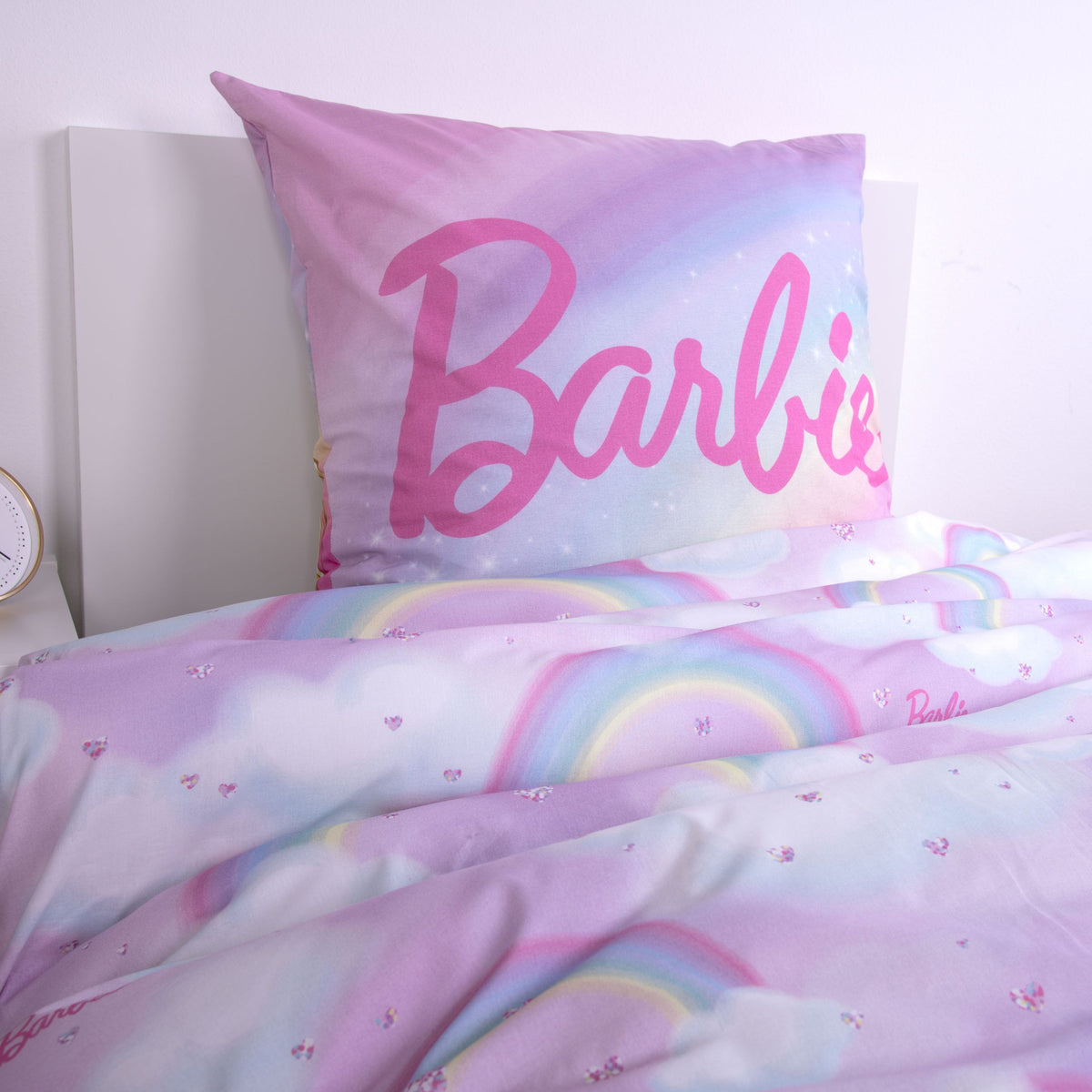 Kissen mit Barbie-Schriftzug in Pink und Wendeseite mit Regenbogen und Wolken