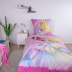 Barbie Bettwäsche ‘Rainbow’ auf einem Einzelbett im hellen Kinderzimmer