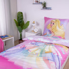 Barbie Bettwäsche ‘Rainbow’ frontal auf einem Bett mit Kissen Barbie-Porträt
