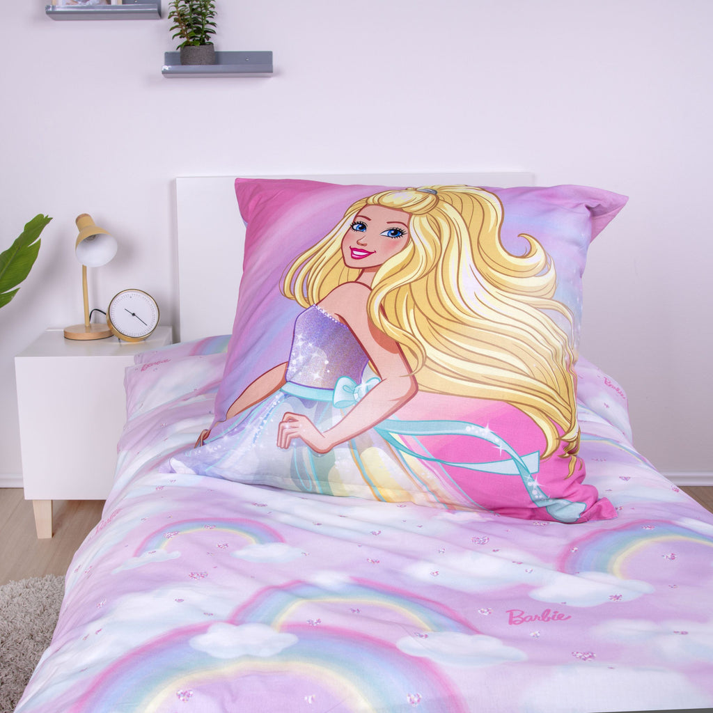 Kissen mit Barbie-Porträt auf der Wolken-Wendeseite der Barbie Bettwäsche ‘Rainbow’