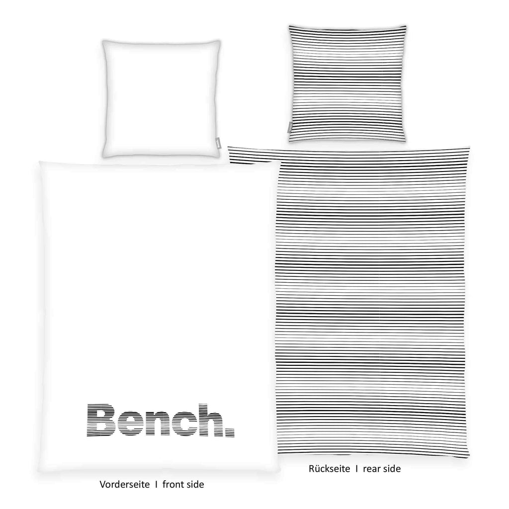 Bench Bettwäsche-Set ‘Gestreift’: Vorderseite weiß mit großem Bench-Logo in Streifenoptik, Rückseite schwarz-weiß gestreift, Kissen 80 x 80 cm