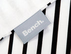 Gewebtes Bench-Label am gestreiften Bettbezug