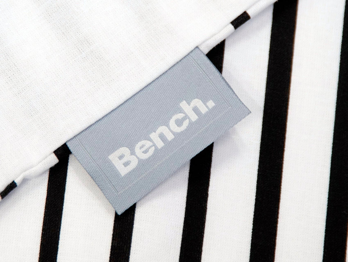 Gewebtes Bench-Label am gestreiften Bettbezug