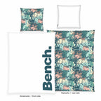 Bench Bettwäsche-Set ‘Hawaii’: Vorderseite weiß mit petrolfarbenem Bench-Logo, Rückseite mit tropischen Blättern in Petrol, Mint und Rosé, Kissen 80 x 80 cm