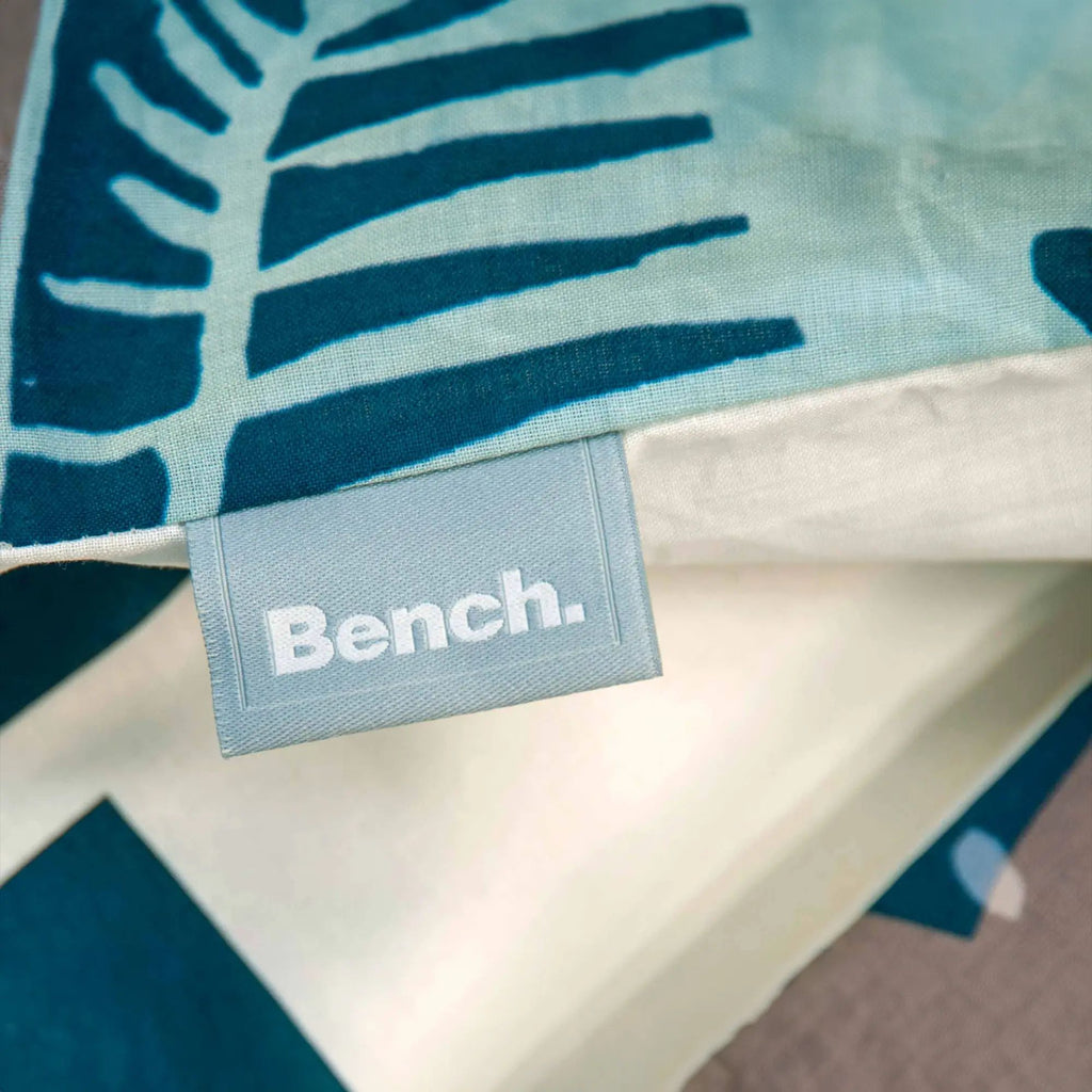Gewebtes Bench-Label am Bettbezug ‘Hawaii’ mit tropischen Blättern